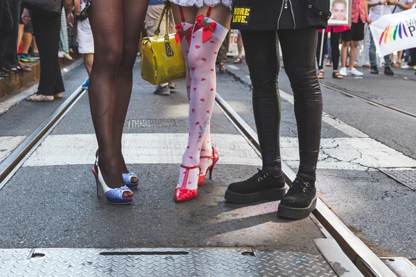 이탈리아 밀라노프라이드 2016에서 다리와 신발의 디테일 — 스톡 사진