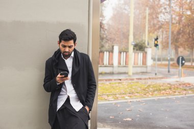 Bir kentsel bağlamda yakışıklı Hintli adam manifatura