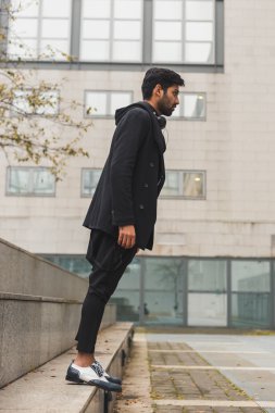 Hint yakışıklı bir kentsel bağlamda poz