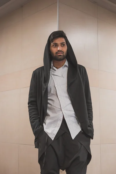 Schöner indischer Mann posiert in einer Metrostation — Stockfoto