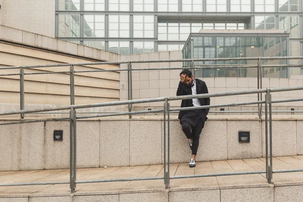 Handsome Indian man posing in an urban context — Stock Photo, Image