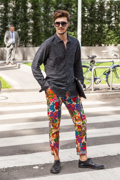 El hombre a la moda posando durante la Semana de la Moda de Milán Hombres — Foto de Stock