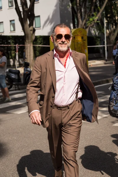 Homme à la mode posant pendant la Fashion Week de Milan — Photo