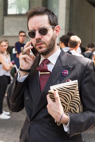 Homem elegante posando durante a Semana de Moda Masculina de Milão — Fotografia de Stock