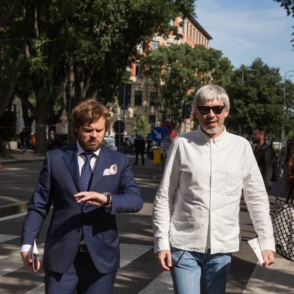 Los hombres a la moda posando durante la Semana de la Moda de Milán Hombres — Foto de Stock