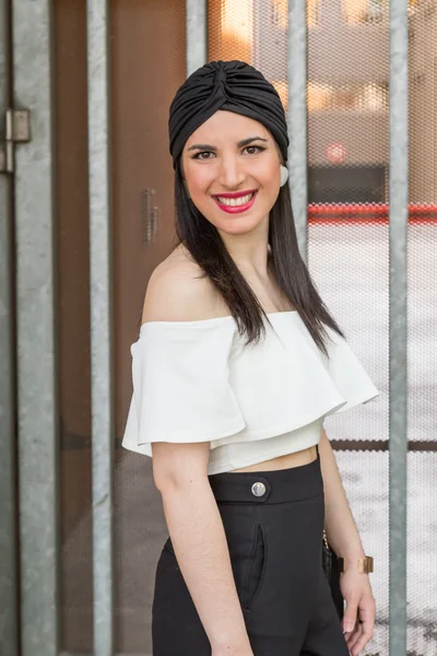 Mujer de moda posando durante Milan Semana de la Moda Masculina — Foto de Stock