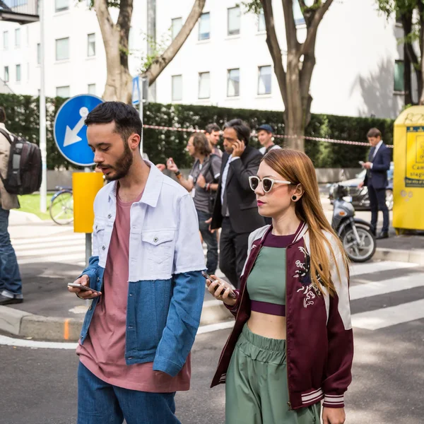 La gente a la moda durante la Semana de la Moda Milano Masculina — Foto de Stock