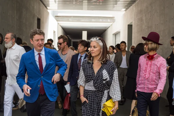 Des gens à la mode pendant la Fashion Week de Milan — Photo