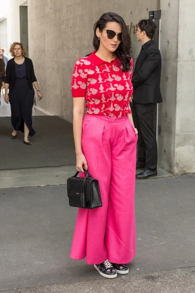 Модная женщина позирует во время Недели моды в Милане — стоковое фото