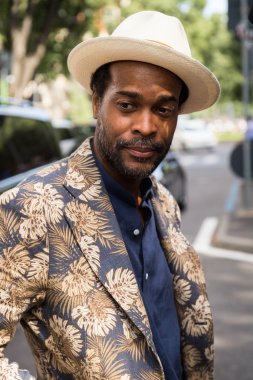 Şık adam Milan erkekler moda haftasında poz