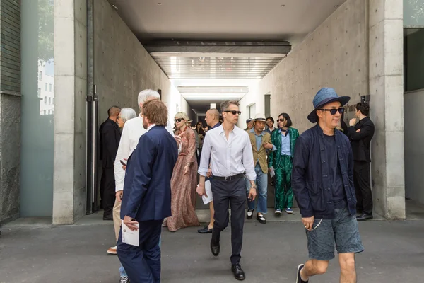 Milan erkekler moda haftası sırasında moda insanlar — Stok fotoğraf