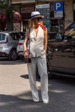 Milan erkekler moda haftasında poz moda kadın