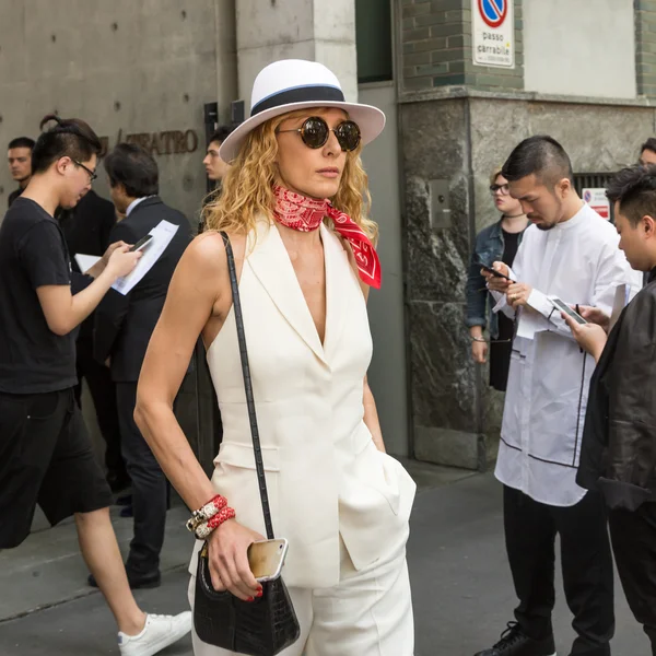 Modna kobieta pozowanie podczas tygodnia mody w Mediolanie mężczyzn — Zdjęcie stockowe