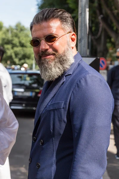 Homme à la mode posant pendant la Fashion Week de Milan — Photo