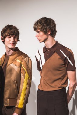 Milano, İtalya'da kuliste poz veren modeller