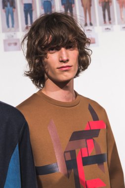 Model Milano, İtalya'da kulis poz