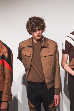 Model Milano, İtalya'da kulis poz