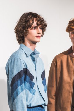 Model Milano, İtalya'da kulis poz