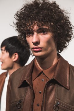 Model Milano, İtalya'da kulis poz