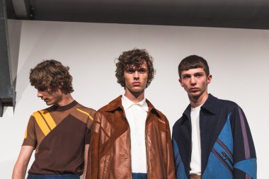 Milano, İtalya'da kuliste poz veren modeller