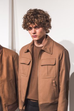 Model Milano, İtalya'da kulis poz