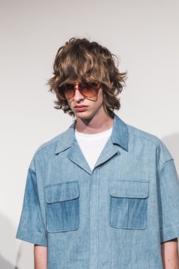 Model Milano, İtalya'da kulis poz