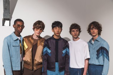 Milano, İtalya'da kuliste poz veren modeller