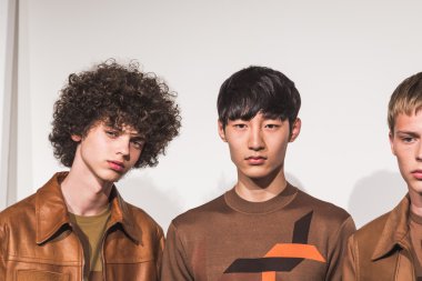 Milano, İtalya'da kuliste poz veren modeller