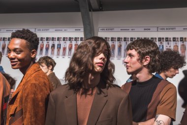 Milano, İtalya'da kuliste poz veren modeller