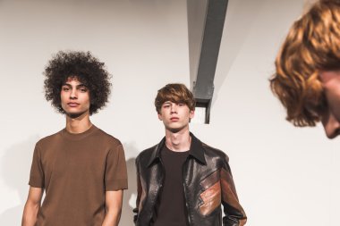 Milano, İtalya'da kuliste poz veren modeller