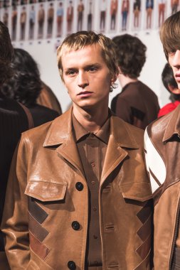 Model Milano, İtalya'da kulis poz