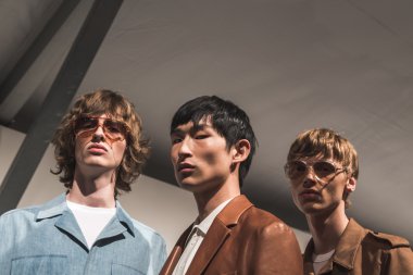 Milano, İtalya'da kuliste poz veren modeller