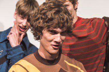 Milano, İtalya'da kuliste poz veren modeller