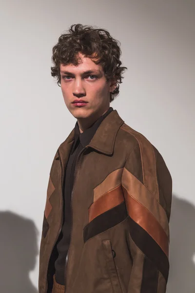 Model posing in the backstage in Milan, Italy — Stock Photo, Image