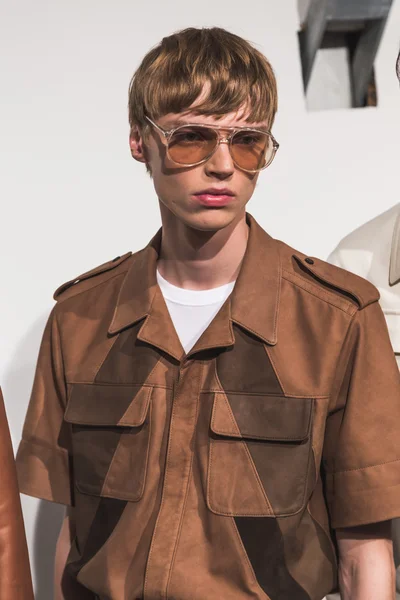 Model posing in the backstage in Milan, Italy — Stock Photo, Image