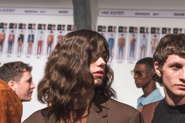 Model Milano, İtalya'da kulis poz