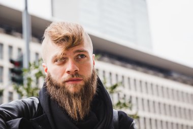 Sokağın ortasında poz şık sakallı adam