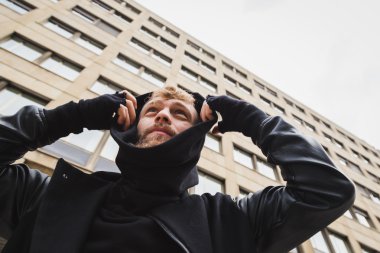 Sokağın ortasında poz şık sakallı adam