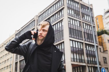 Evet şık sakallı adam