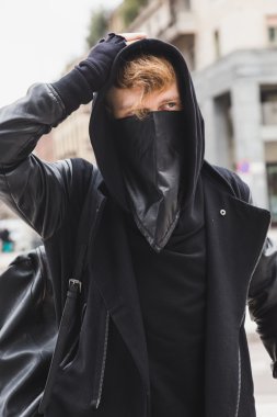 Sokağın ortasında poz şık sakallı adam