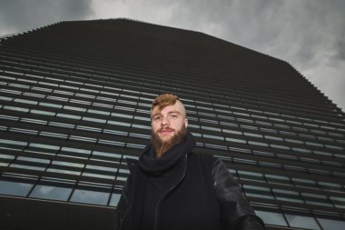 Sokağın ortasında poz şık sakallı adam