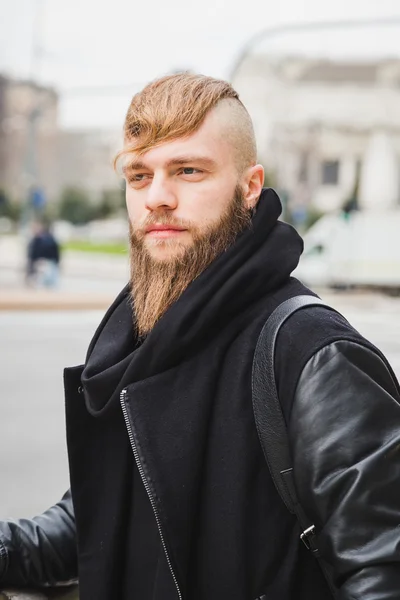 Elegante hombre barbudo posando en la calle — Foto de Stock