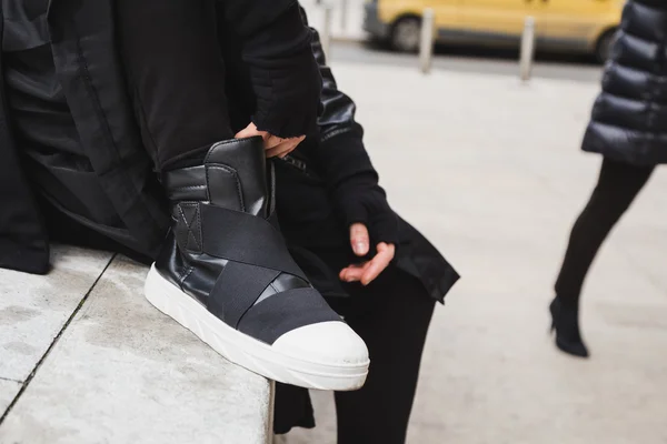 Detalhe de sapatos de um homem posando na rua — Fotografia de Stock