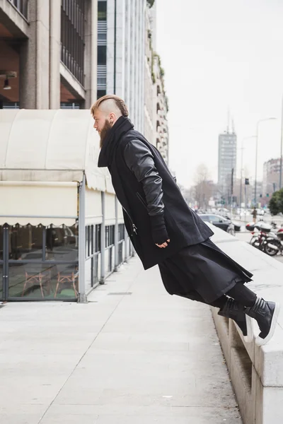 Stylischer bärtiger Mann posiert auf der Straße — Stockfoto