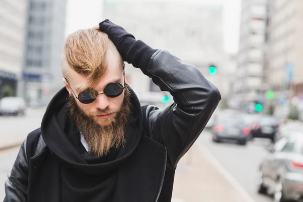 Stylischer bärtiger Mann posiert auf der Straße — Stockfoto