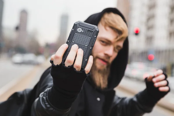 Stijlvolle bebaarde man een selfie nemen — Stockfoto