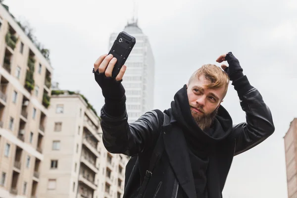 Stylish bearded man taking a selfie — Stock Photo, Image