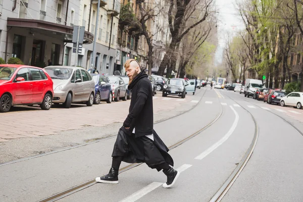 Homme barbu élégant posant dans la rue — Photo