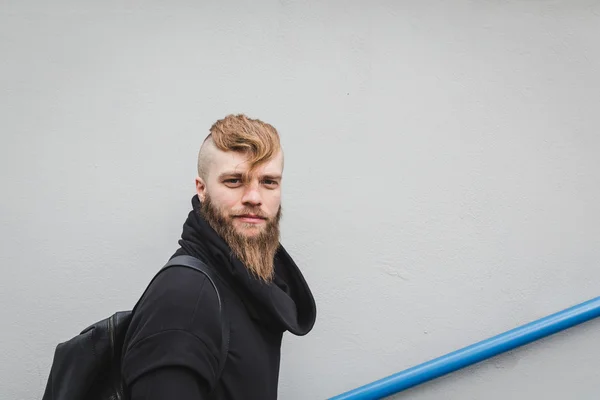 Homme barbu élégant posant dans la rue — Photo