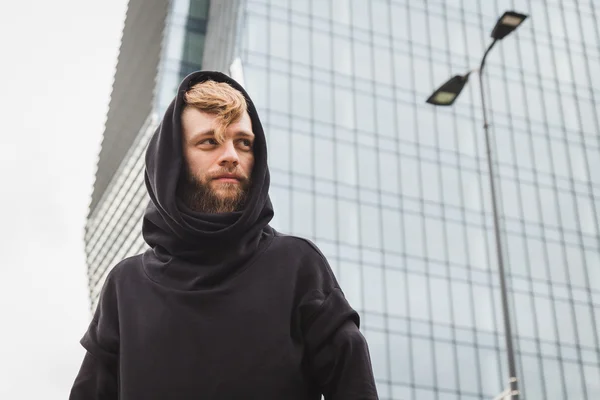 Homme barbu élégant posant dans la rue — Photo